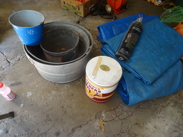 lot 36 image: 2 galvanized wash tubs. 2 buckets. ...