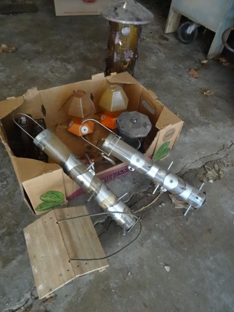 lot 38 image: Misc bird feeders...