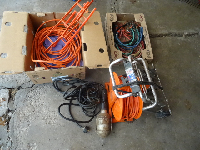 lot 41 image: Extension cords. Trouble light. Bun...