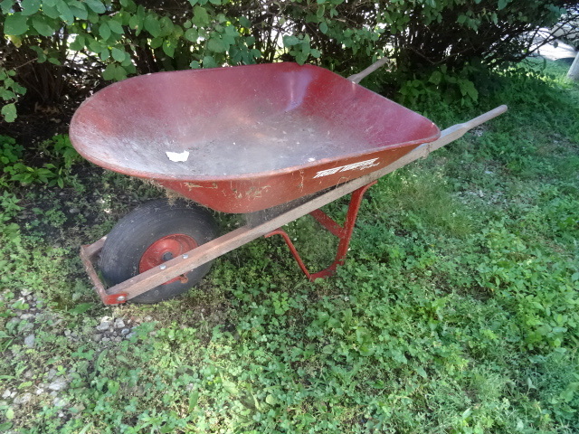 lot 42 image: True Temper metal tub wheel barrow...