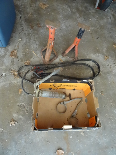 lot 47 image: Jack stands. Grease gun. Jumper cab...