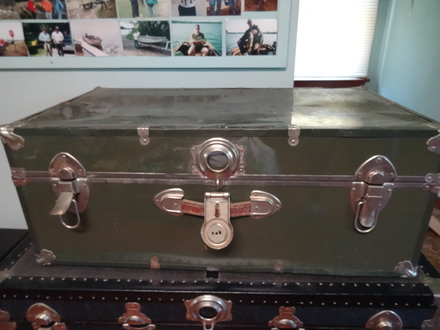 lot 50 image: Metal skin foot locker with inner t...