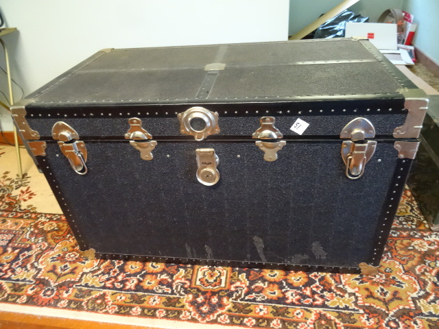 lot 51 image: Vintage foot locker trunk. 36 x 20 ...