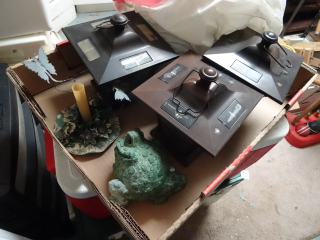 lot 80 image: Misc solar lights. Frog ledge sitte...