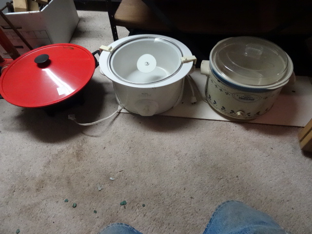 lot 90 image: Electric wok. 2 rival crock pots....