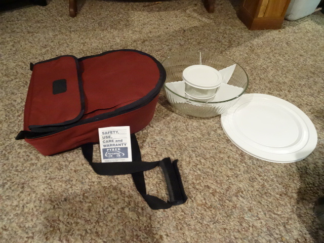 lot 114 image: Pyrex travel large bowl. Small bowl...
