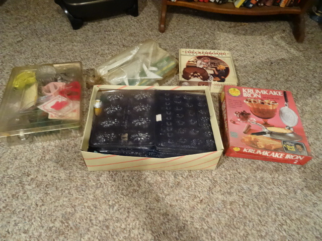 lot 119 image: Bakeware. Cake pan set. Candy molds...