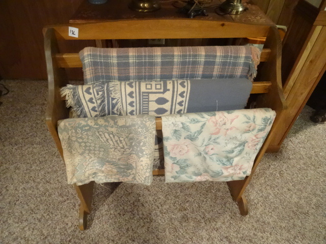 lot 132 image: Wood blanket rack with 4 blankets...