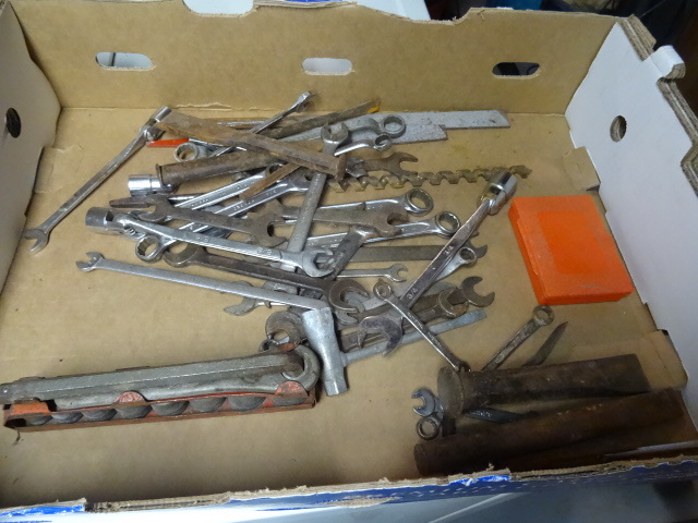 lot 144 image: Box of misc tools...