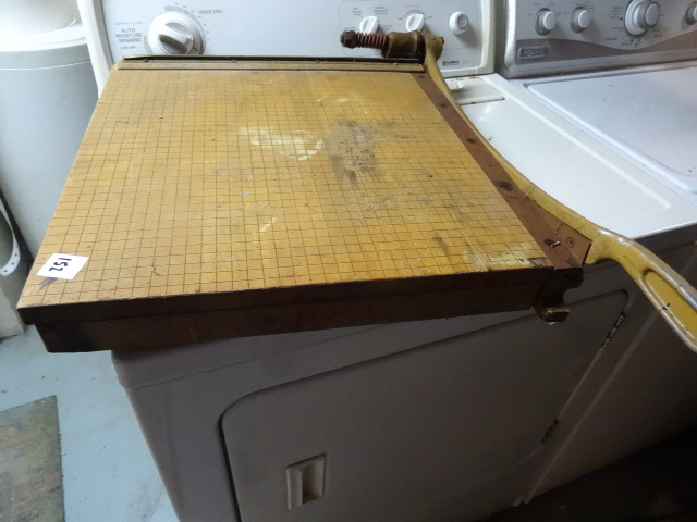 lot 152 image: Ingento vntage paper cutter. 18...