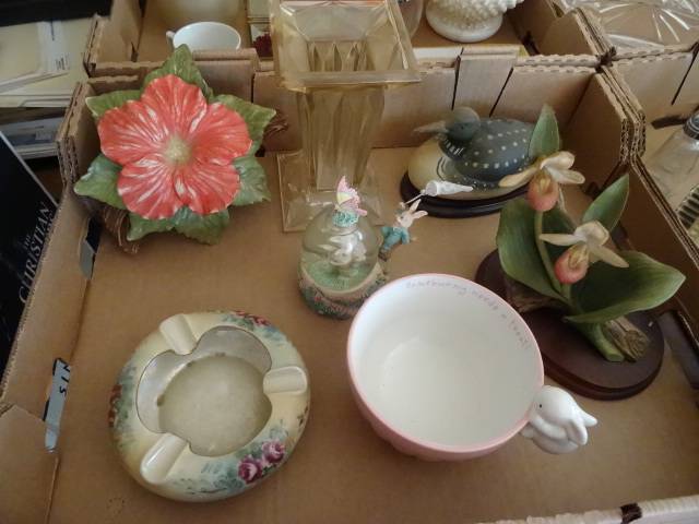 lot 165 image: Misc table top home decorations...