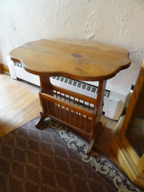 lot 183 image: Drop down side table. Pine. Magazin...