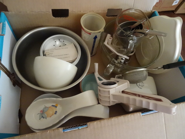 lot 187 image: Misc cookware. Measure cups and mor...
