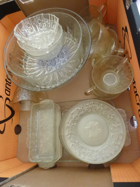 lot 188 image: Decorative glassware bowls. ...