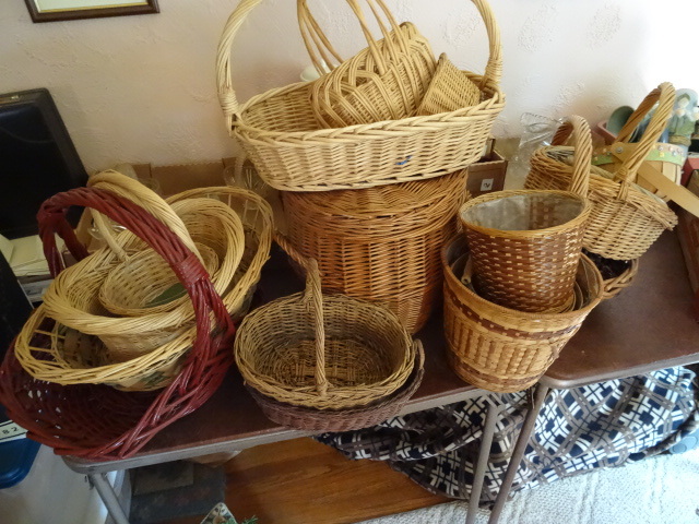 lot 196 image: Large lot of wicker baskets...