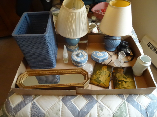 lot 212 image: 2 table lamps. 2 wall mirrors. Deco...