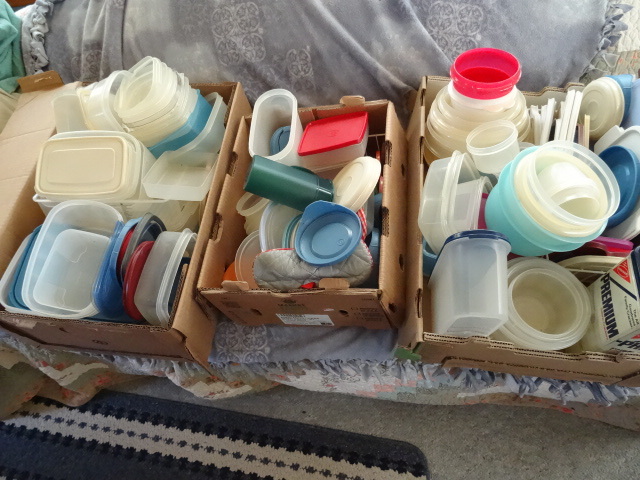 lot 214 image: Large lot of tupperware and like it...