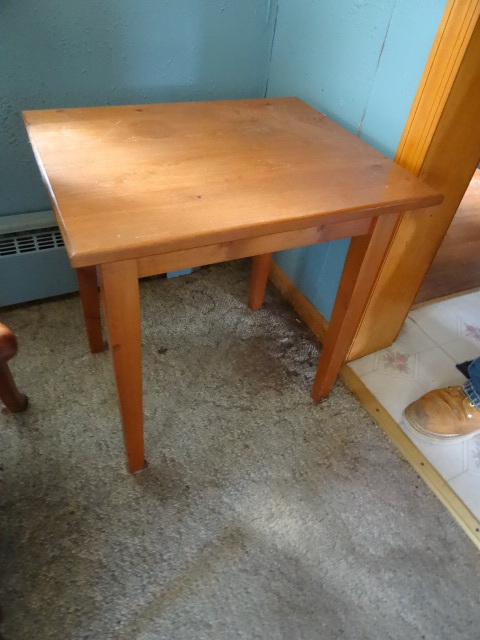 lot 225 image: Rectangle wood end table. 22 x 18 x...