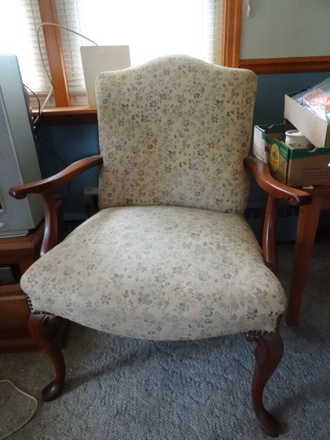 lot 226 image: Vintage 1940s upholstered chair. Q...