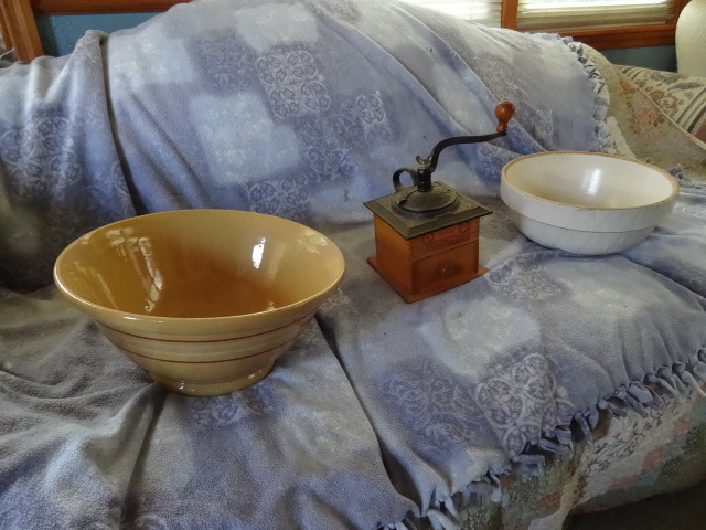 lot 232 image: Vintage yellow ware with stripe bow...