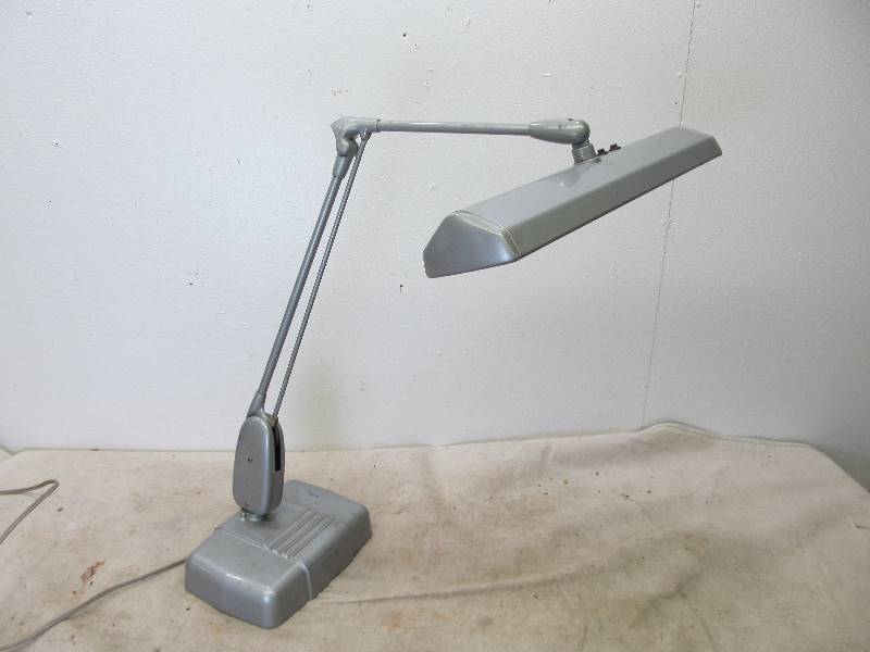 lot 25 image: Vintage Industrial DAZOR Swing Arm Bench Lamp