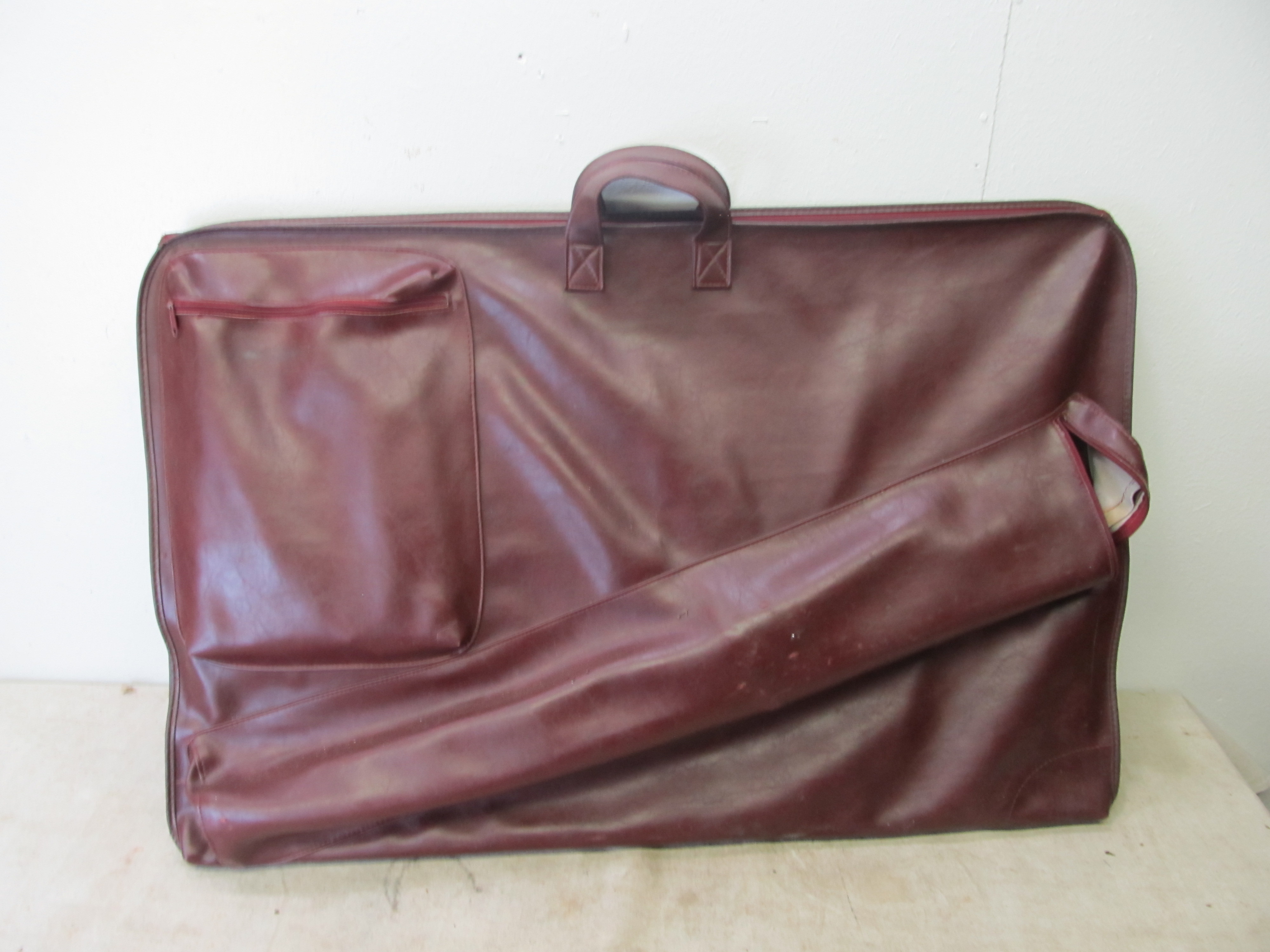 lot 80 image: Whiteboard wCase and Tripod Stand