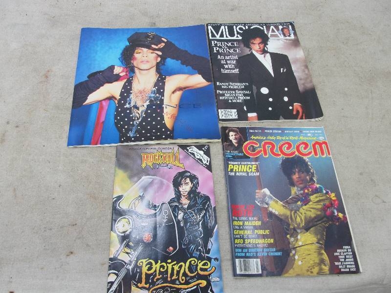 lot 39 image: Vintage PRINCE Magazines