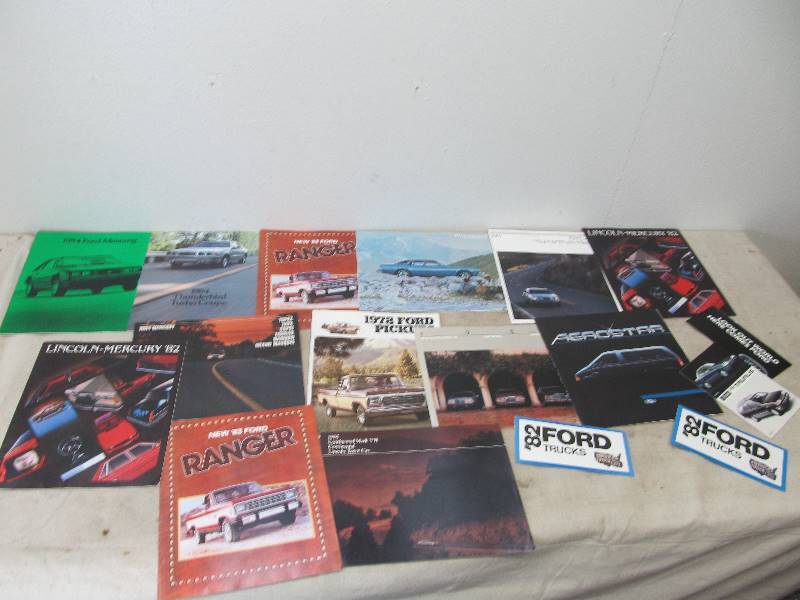 lot 44 image: Lot of Vintage FORDLincolnMercury Auto Brochures