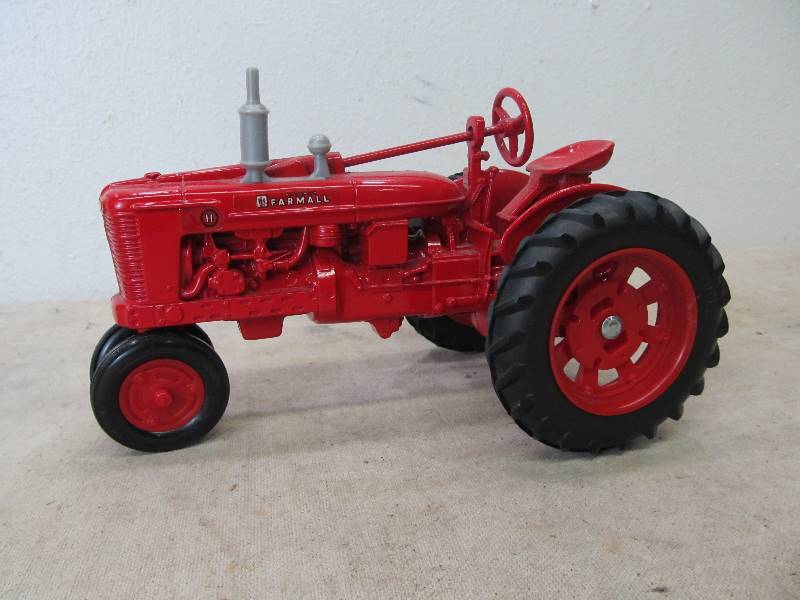 lot 53 image: NICE Diecast International Harvester Tractor