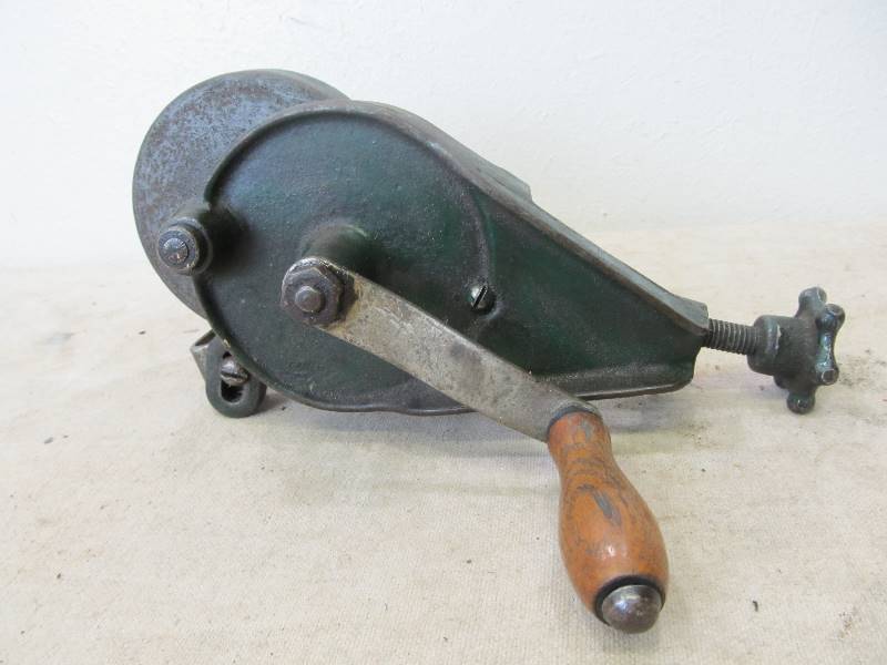 lot 54 image: NICE Vintage Hand Crank Valve Grinder