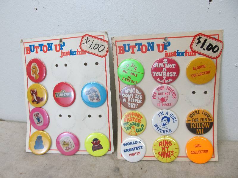 lot 56 image: Vintage Buttons wOrig Store Display Cards