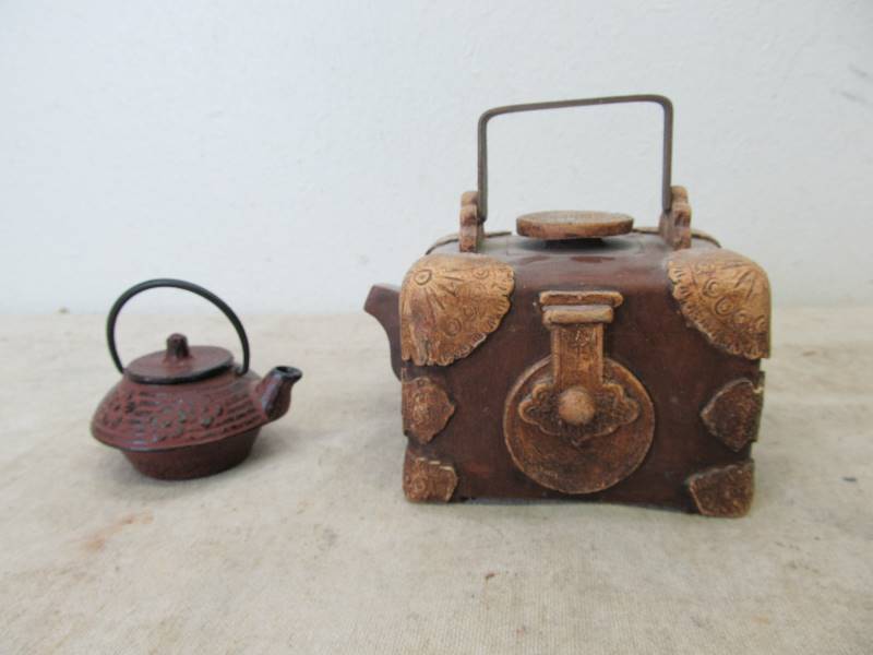 lot 67 image: 2 Oriental Ceramic Teapots