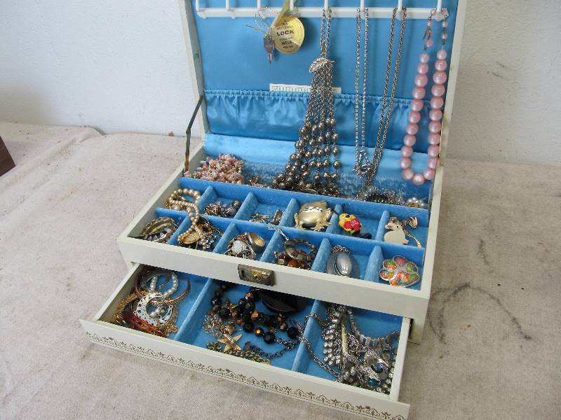 lot 69 image: NICE Jewelry Box Full of Costume Jewelry