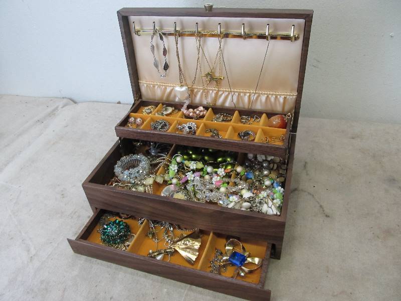 lot 70 image: NICE Jewelry Box Full of Costume Jewelry