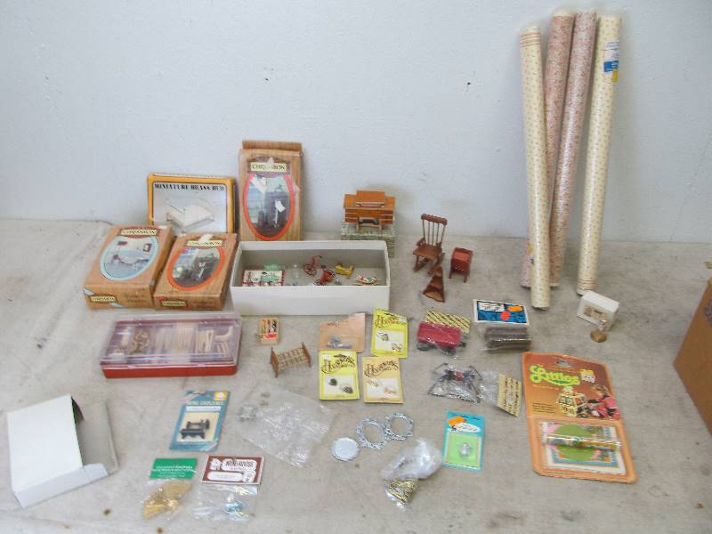 lot 75 image: Large Lot of Vintage Dollhouse Furniture & Accessories