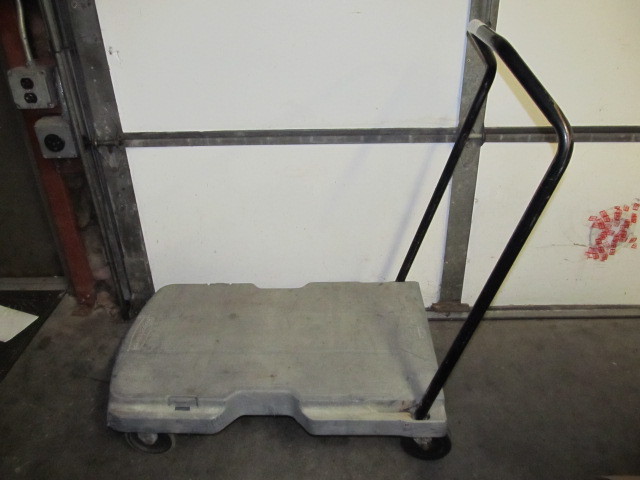 lot 90 image: Heavy Duty Rubbermaid Rolling Cart