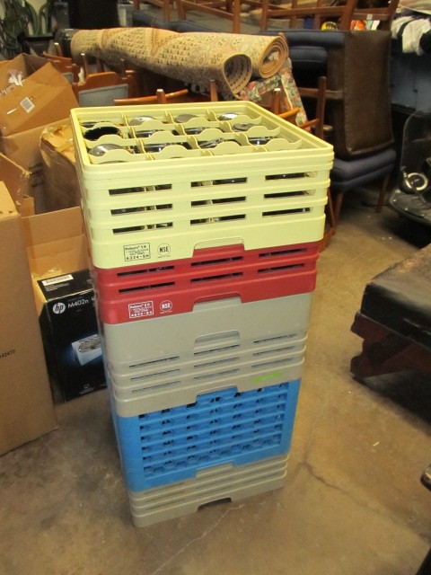 lot 99 image: Restaurant Cup Trays w65 Mugs