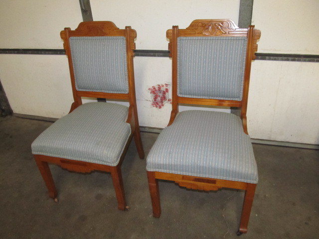 lot 105 image: Pair of NICE Vintage Eastlake Style Chairs