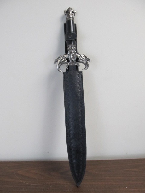 lot 109 image: Very Cool Skull Motif Steel Short Sword wScabbard