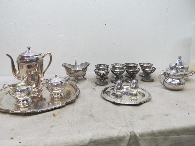 lot 188 image: Nice Lot of Vintage Silverplated Serving Pieces