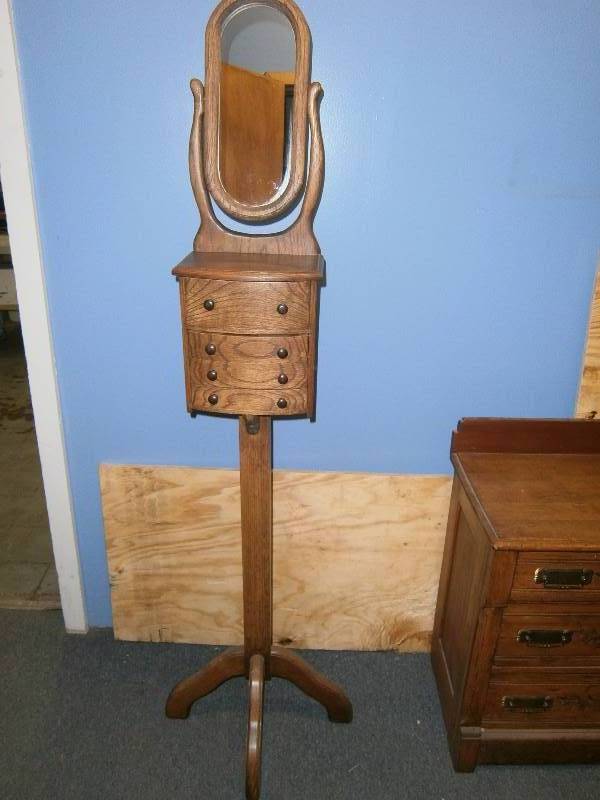 lot 133 image: Oak Shaving Jewelry Stand with Mirror