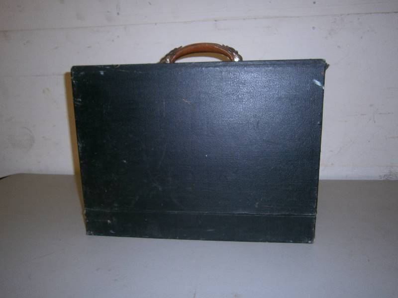lot 139 image: Nice working Singer Sewing Machine with Case