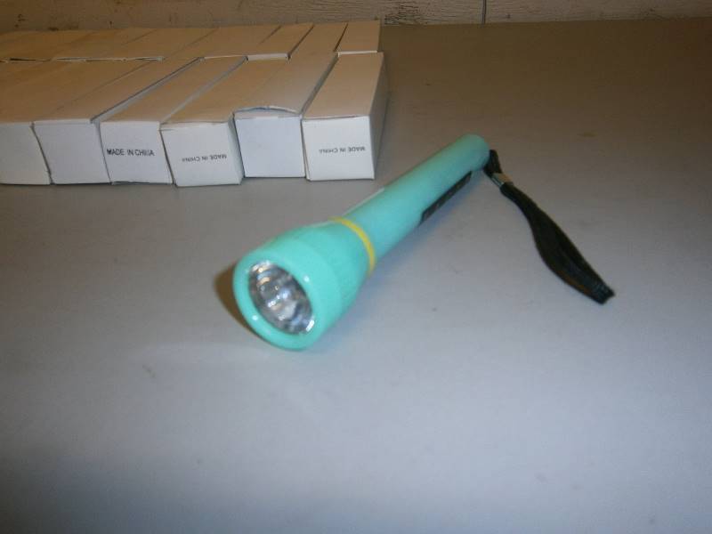 lot 136 image: Lot of 24 Teal small Flashlights
