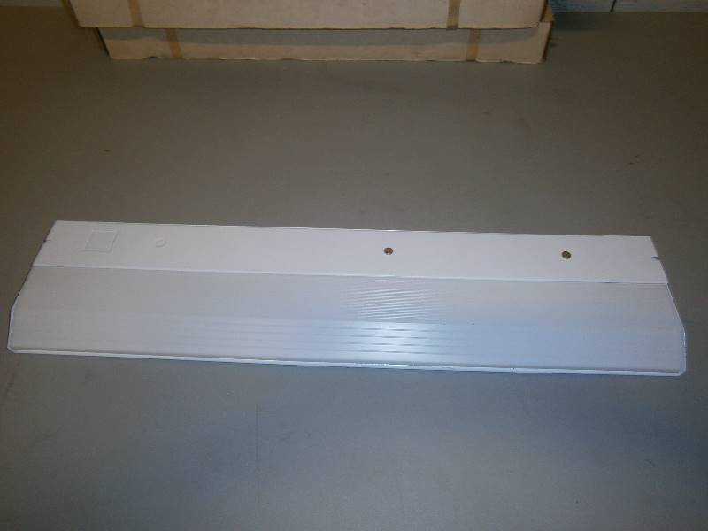 lot 147 image: 4 Under Cabinet Flourecent Light Fixtures New in Box