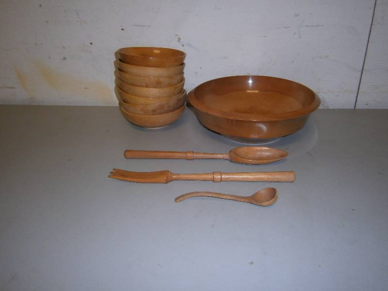 lot 150 image: Wooden Salad and serving Bowls