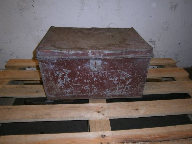 lot 160 image: Metal Chest with Old Tools and Grinding Wheels