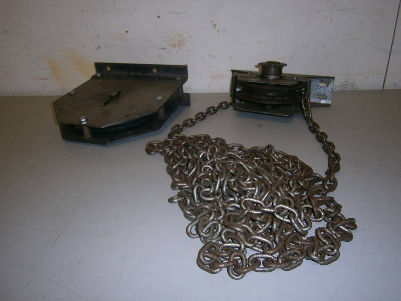 lot 162 image: Chain Hoist and Pulley