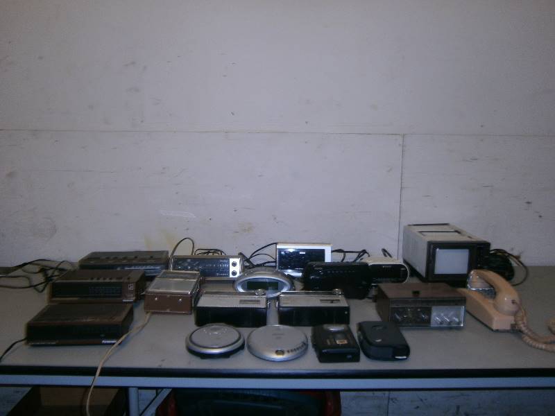 lot 174 image: Big lot of Modern to Vintage Radios and More