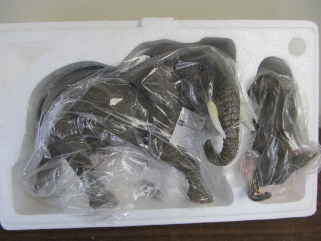lot 209 image: Larger NEW Mother & Baby Elephant Figurines