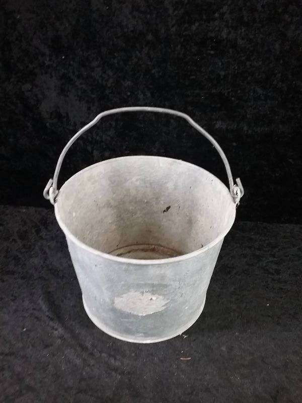 Bucket (holes in bottom)